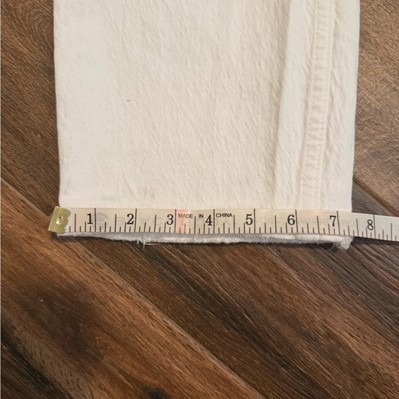 Abercrombie The 90’s Straight Ultra High Rise Distressed White Jean (29/8s) - Picture 8 of 9